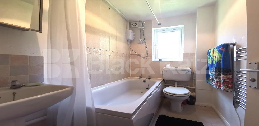 			UNDER OFFER , Studio Apartment, 1 bath, 1 reception Ground Floor Flat			 Bridge Meadows, Bermondsey